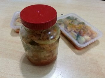 step2: 把菜葉放在盤子內，戴上手套，用鹽抺在每塊菜葉上。抺好後，用蓋或碟蓋着盤子，並在蓋上面放上重物，使菜更緊實。放置一天，使其脫水，其間可以翻動菜葉。