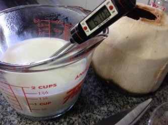 step1: 將椰青破開並將肉和水分開備用，將椰水倒入煲內煮至約60度熱冲入杏仁粉拌勻至沒有顆粒為止