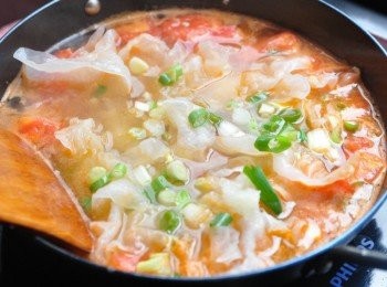 step4: 加入鹽巴與胡椒粉調味後灑上香油完成!