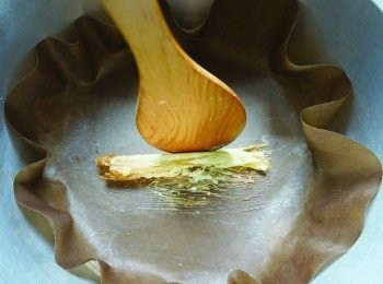 step5: 煎到底部變成焦黃色時，用鍋鏟和筷子往同一個方向邊推邊捲，捲好後取出放涼就完成了；如果一次做比較多，在放涼後可以放入密封容器中保存。