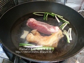 step2: 鑊加入薑片 , 蔥段 , 酒煮滾 , 放入牛展及牛筋