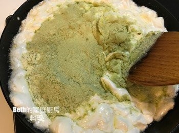 step3: 加入奶粉抹茶粉快速與棉花糖炒勻，熄火