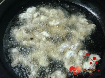 step3: 分開放入中高溫油鍋中炸至淺黃色撈出