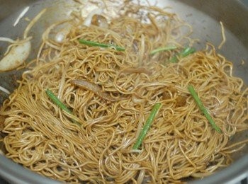 step4: 最後下青蔥拌勻，灑上芝麻即成！