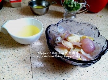 step9: 將蒜頭及乾蔥頭盛起 , 蒜香油盛起一半備用