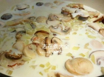 step4: 下忌廉煮數分鐘至白汁開始濃稠