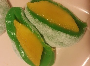 step5: 將剛才的糯米糍放入己烘的糯米粉中，再用手撲去過多的粉，軟熟彈牙的糯米糍便完成啦！