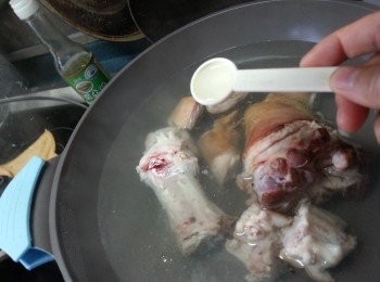 step2: 將全部豬手用1茶匙白米醋出水3分鐘(落米醋作用是令豬皮更爽)出完水將豬手沖凍水待用