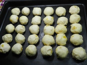 step4: 將麵團每30克分一團揉圓，放在烤盤上，剛好30個，進行第二次發酵，約至兩倍大