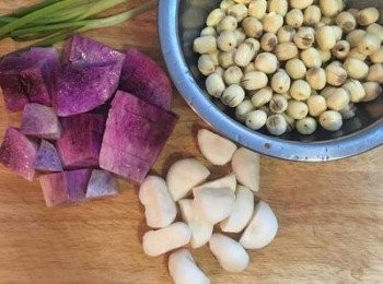 step2: 蓮子洗淨備用，紫山藥去皮後洗淨切塊。