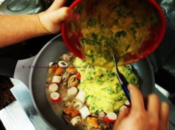 step4: 倒入鍋內慢火煎約5分鐘;反轉麵餅慢火煎約5分鐘.
上碟完成