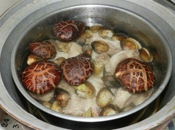 step3: 將內鍋放入電鍋中，加水與少許米酒，外鍋2-3杯水，蒸熟