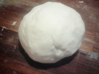 step3: 搓麵團至表面平滑，約8分鐘，然後放入大碗內，塗一點油，用保鮮紙封口，作第一次發酵，讓麵團靜止30分鐘 （麵團會漲大一倍）