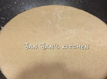 step2: 用碗將麵粉加入牛奶攪拌，再倒入步驟1之湯中續煮，加入迷迭香及鹽，多煮5分鐘煮至喜歡的濃度。