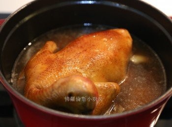 step7: 乳鴿回鍋，加入酒後加入羊菌水、雞湯、麻油及調味料中小火每邊煮15分鐘