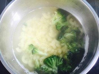 step4: 通粉、西蘭花烚熟。