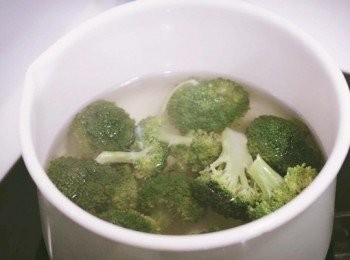 step10: 煨煮同時川燙花椰菜並將小番茄清洗乾淨備用。