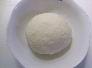 step5: 拿出發酵好的麵團，再搓揉1-2分鐘至光滑