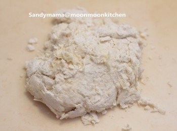 step2: 2.再倒在工作枱上，搓成光滑麵糰。