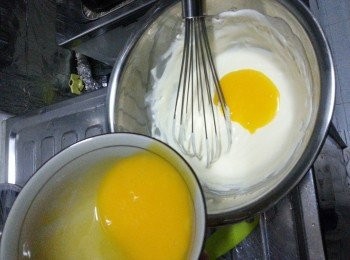 step4: 分3次加入已打散的蛋黃拌勻