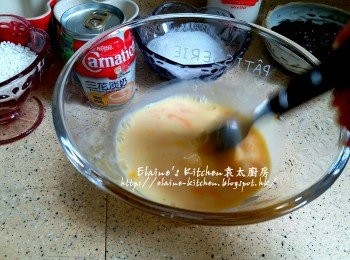 step4: 雞蛋打入碗內 , 加入100ml鮮奶 , 吉士粉拌勻備用