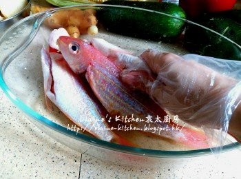 step1: 紅衫魚用水洗淨乾淨放入器皿內 , 加入少許鹽及胡椒粉拌勻靜待30分鐘