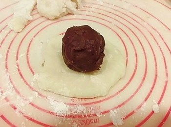 step6: 混合後的糯米糰包裹紅豆泥草莓球