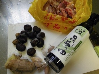 step1: 備好材料~先將栗子冷凍後切對半(冷凍過的栗子好剝殼) 薑與蒜頭切末、芋頭切小塊炸熟備用