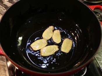 step5: 然後來煮魚湯底。把梳欏魚洗淨，瀝乾水分後，用廚房紙巾稍微吸乾多餘水分。鍋中加少許油，放入薑片以中小火煎香後，取出薑片。