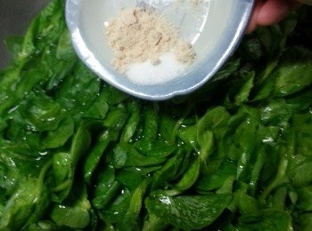 step5: 煮滾一鍋水先落豆苗,再落調味料