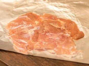 step8: 拍過之<a href="https://bit.ly/2ZxapeY" target="_blank" data-keyword="雞扒" class="guide-link"><strong>雞扒</strong></a> <span style="display:inline-block;vertical-align:middle;margin-top:-3px;color:initial;border-radius:3px;padding:2px 3px;font-size:12px;line-height:14px;background:#87d300;color:#fff;">即買</span> 兩面抹少許鹽及黑椒碎，放於錫紙邊