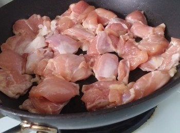 step2: 包材料: 
鮮奶200ml,牛油45g,鹽5g,
蛋一隻,糖4g, 高筋粉400g,
酵母4g,我用法式程式因為攪拌較耐.
我會約兩小時左右測試麵團效果,如果插手指內唔會彈回,我就拿出來排氣,卷好後等十五分鐘鬆弛後,用木棍壓麵團，用牛油紙摺成盒子將雞倒入裏面後放多一張牛油紙封口,將麵團包好雞肉,面搽蛋液,再等十五分鐘,放入焗爐焗約半小時,因為我驚燶面好長時間只用下火,所以焗的時間較耐。