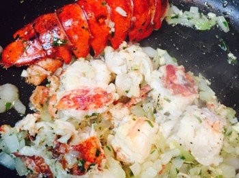 step5: 加入龍蝦肉、龍蝦殼及龍蒿炒匀，加鹽和黑椒調味，炒匀後加入白酒。