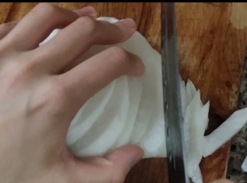 step1: 白蘿蔔去皮洗淨，一半切條，一半刨絲備用。
Peel off turnip skin,  1/2 cut into stripes and 1/2 shred.