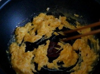 step4: 雞蛋加入1/2茶匙鹽攪勻。
在平底鍋下牛油煮溶，加入雞蛋用筷子不停攪拌，煮成炒蛋，盛起備用。