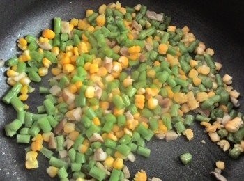 step3: 依序放入四季豆,玉米,加入少許的水悶煮1分鐘即可
