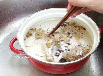 step5: 連同薑片盛起放入另一煲內 , 加入滷水料 , 冰糖及水拌勻