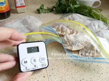 step9: 將餃子放入保鮮袋內封口 , 再放入冰箱冷藏30分鐘