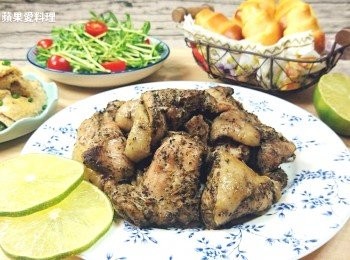 step4: 配生菜，啃麵包，就是美味的一餐。