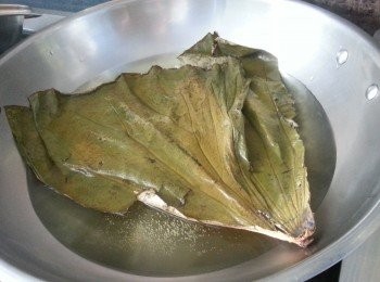 step2: 荷葉用滾水烚2分鐘待用