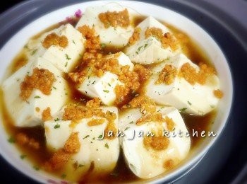 step2: 另一邊將蠔油芡汁煮滾，慢慢加入生粉水埋薄芡，淋於豆腐上即可。