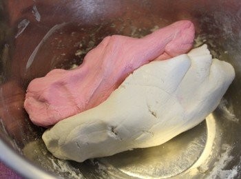 step5: 將粉糰分成兩份，一份加入數滴粉紅食用色素搓勻，再合拼兩份粉糰，搓成長條形。