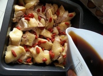 step7: 將已調好的酒淋上雞上,浸4小時以上或隔夜更入味
