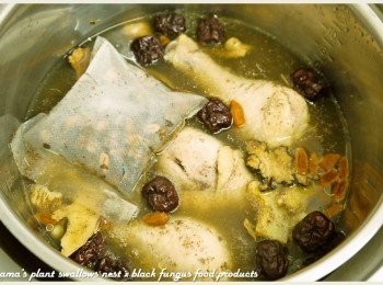 step5: 外鍋倒入一杯半的水後，按下開關用電鍋蒸煮至開關跳起。