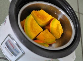 step3: 準備半顆南瓜洗淨切塊(含皮)放入電鍋蒸軟