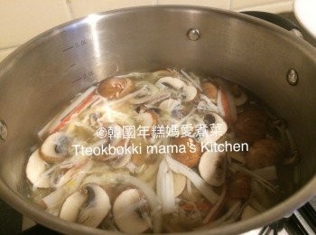 step5: 高湯滾起後加入蟹柳、蘑菇、洋蔥煲大約5分鐘，