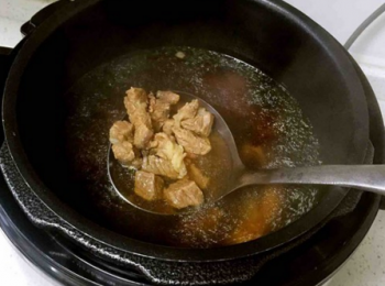 step5: 壓好的牛腩連湯一起倒入砂鍋中。（事實上牛腩一直在砂鍋中燉味道會更好些，但為了節省時間所以放在電壓鍋中壓）
