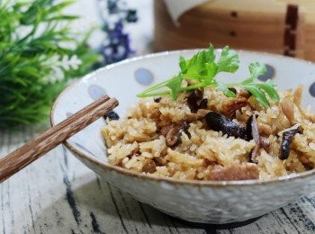 step8: 💕料理小撇步
一般糯米不管長糯米或圓糯米都一樣，
因吸水性低，所以水量使用是要比一般煮飯少的，
💕長糯米和水量比例為1比0.6
例如100g長糯米只需60g水，
💕3米杯長糯米只需1.8米杯的水
圓糯米比例則為1比0.7
和平時煮米飯是不太一樣的喔。
這樣完成的油飯才能粒粒分明，不會糊成一團