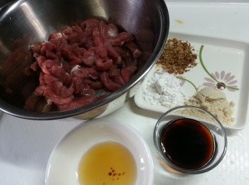 step2: 瘦肉用醃肉料醃15分鐘以上