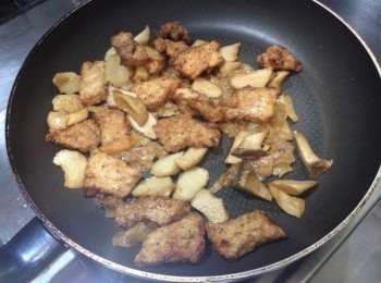 step2: 用炒好的奶油洋蔥先下鍋再下杏鮑菇拌炒然後下肉片